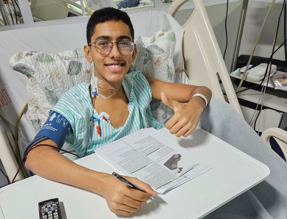 Entre a UTI e o sonho: jovem com doença rara vence a dor e conquista vaga em três universidades públicas