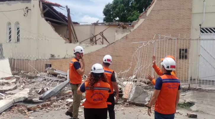 Teto de igreja desaba e compromete estrutura de prédio em Aracaju