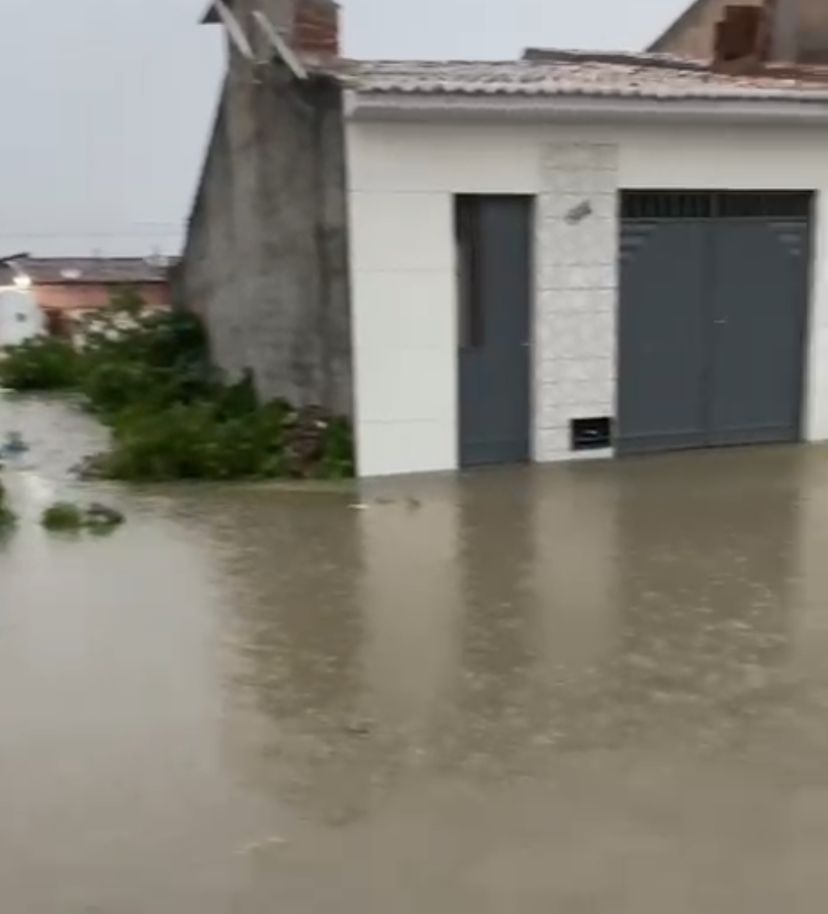 Moradores da Rua Sinfrônio Cecílio dos Santos, no bairro Santa Rita, em Tobias Barreto, sofrem com alagamentos e cobram providências da Prefeitura