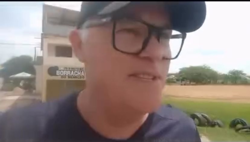 Professor precisa percorrer trecho a pé para dar aulas no povoado São José, em Poço Verde