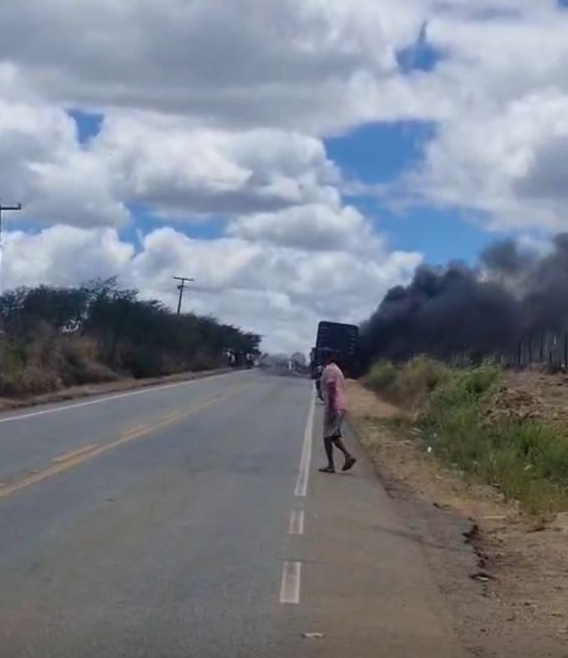 Caminhão pega fogo próximo a entrada de Lagarto entre Tanque Novo e Riachão do Dantas