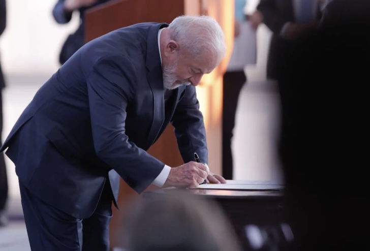 Lula assina decreto que muda regras do vale-alimentação e refeição