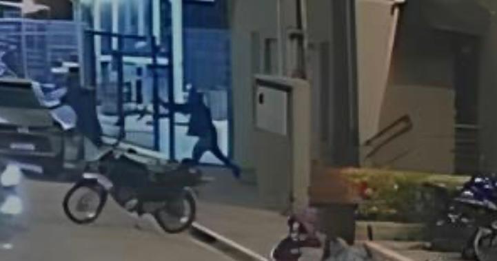 Câmera de segurança flagra execução de homem em frente a academia na Zona Sul de Aracaju