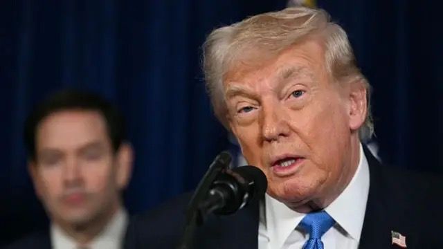 Donald Trump anuncia taxa global de 10% após Suprema Corte suspender tarifaço