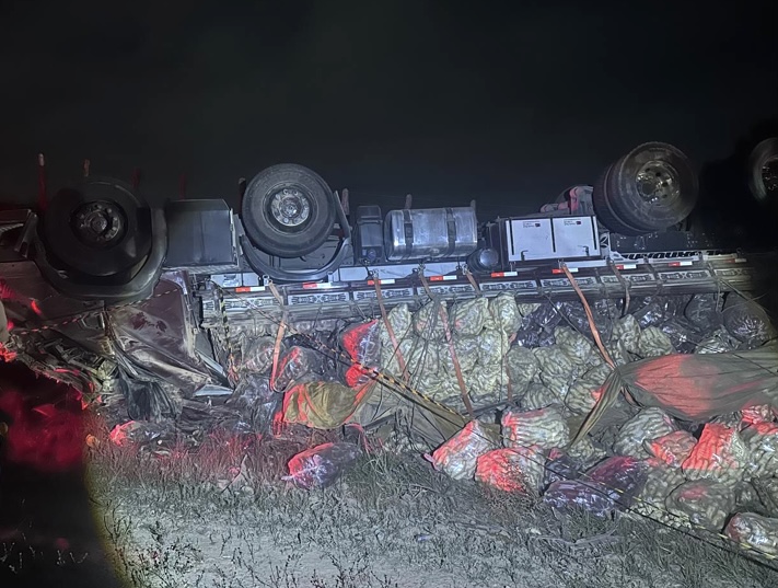 Caminhão capota e deixa um morto na SE-245, em Malhador