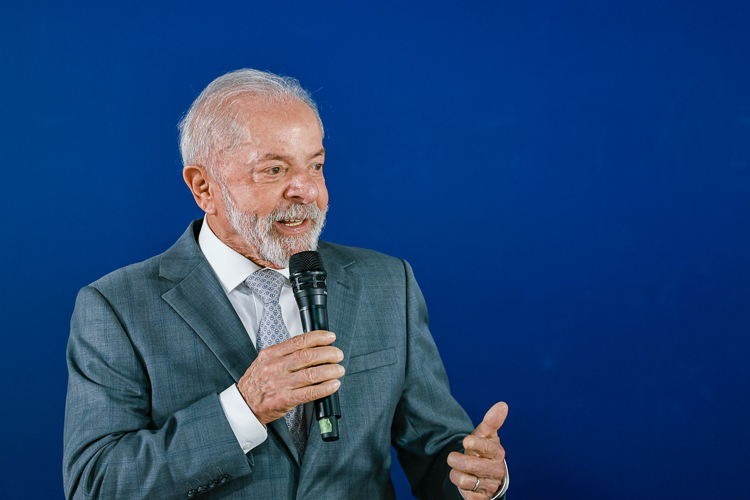 Governo zera impostos sobre diesel para conter alta do combustível