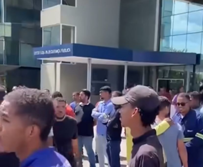 Funcionários de empresas de internet protestam na porta do gabinete do governador Jerônimo após morte de técnicos