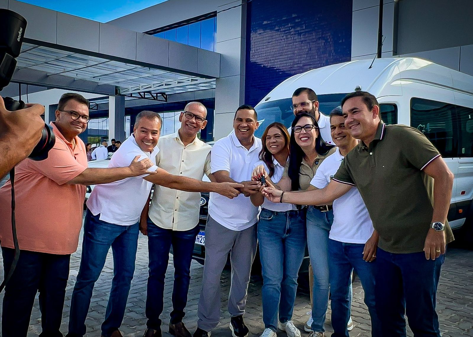 Deputada Ludmilla Fiscina fortalece a saúde em Alagoinhas e Cabaceiras do Paraguaçu com entrega de veículos