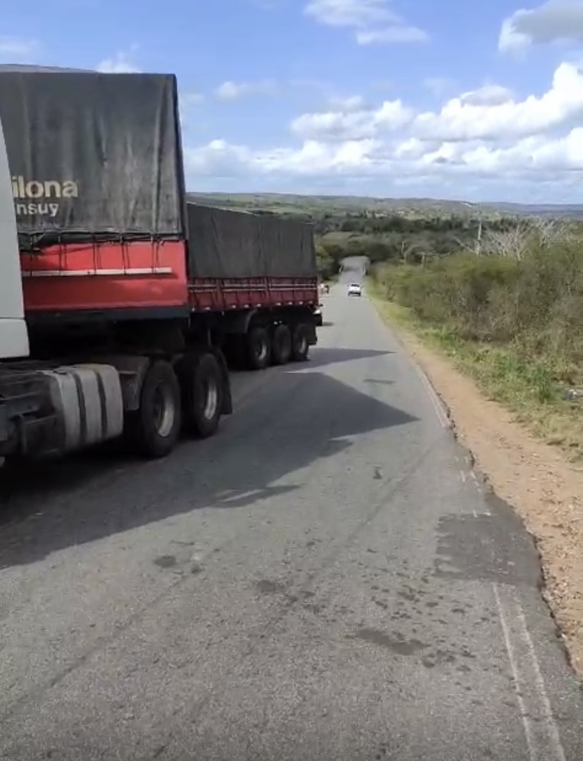 Carreta fica em “L” na curva de Zé Rodolfo em trecho da rodovia 349