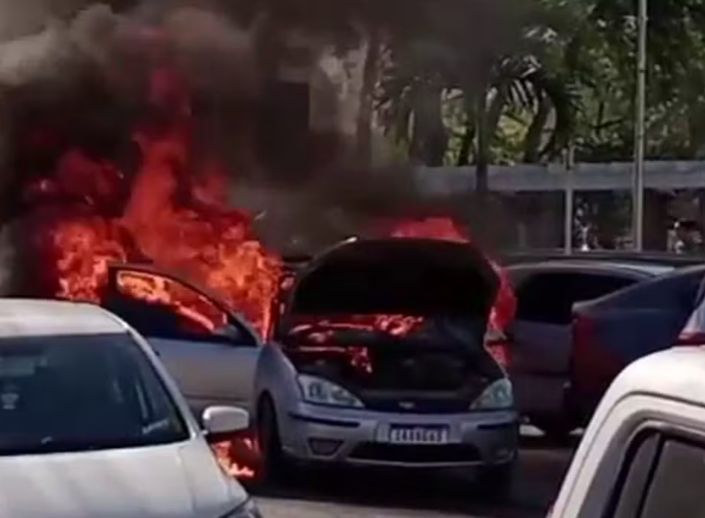 Carro pega fogo em movimento e incêndio atinge veículos próximos em Estância