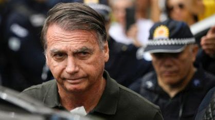 Médico diz que Bolsonaro apresentou tontura e queda da pálpebra à noite, após queda na PF