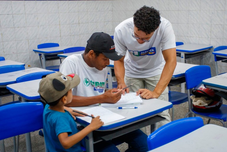 Sergipe abre inscrições para programa de alfabetização em 42 municípios