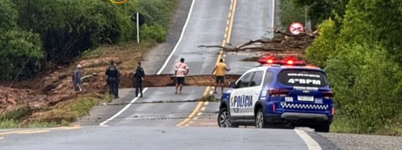 Cratera aberta por fortes chuvas interdita rodovia entre Canindé e Piranhas