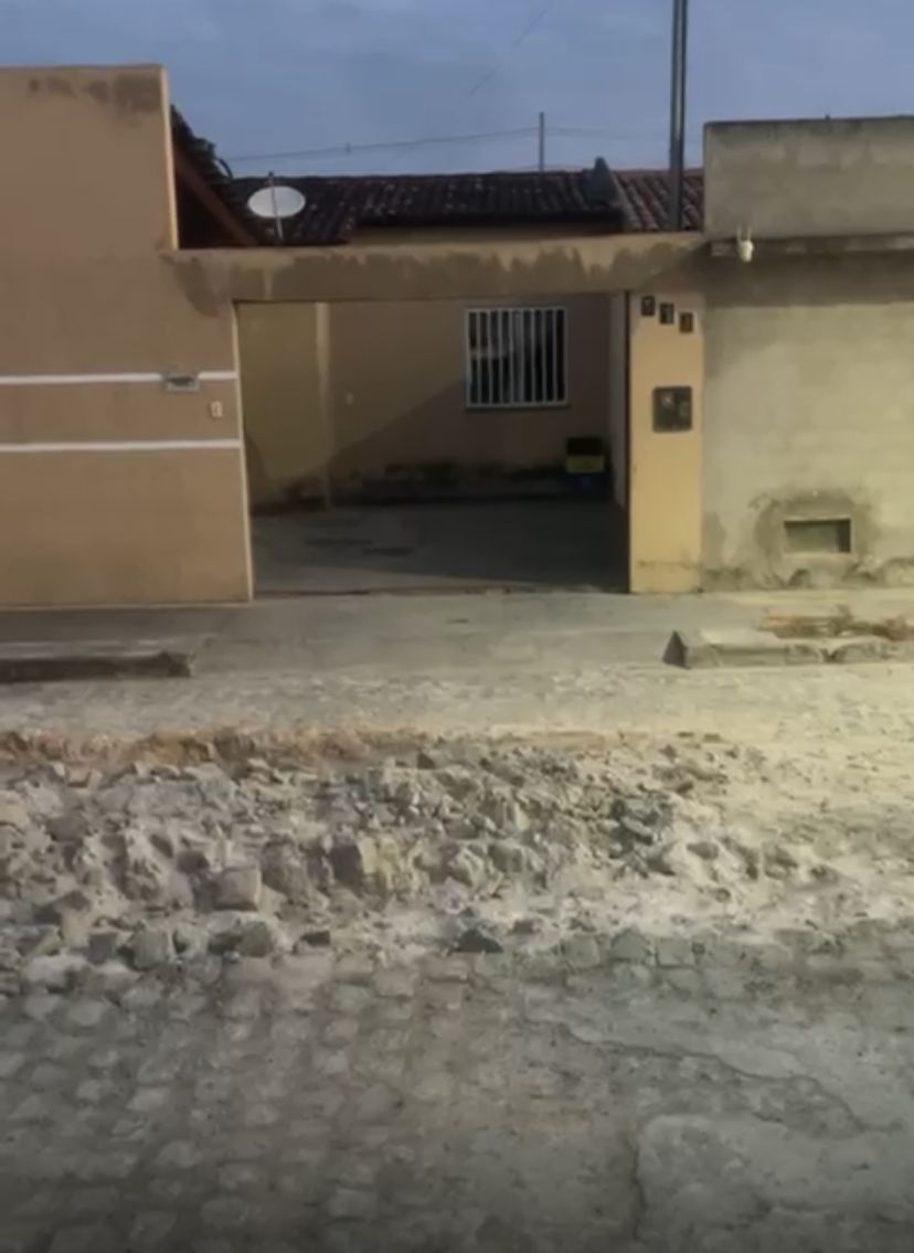 Morador do Agripino I expressa indignação após calçamento danificado impedir entrada do carro na própria garagem