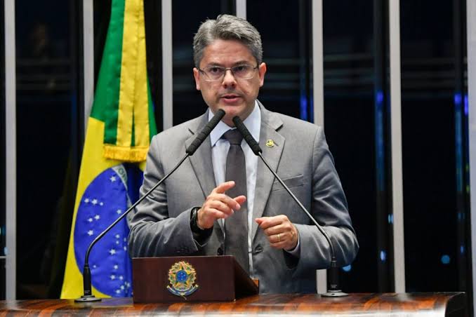 Alessandro Vieira entrega versão final do PL Antifacção; proposta taxa bets, endurece penas e equipara milícia a facção
