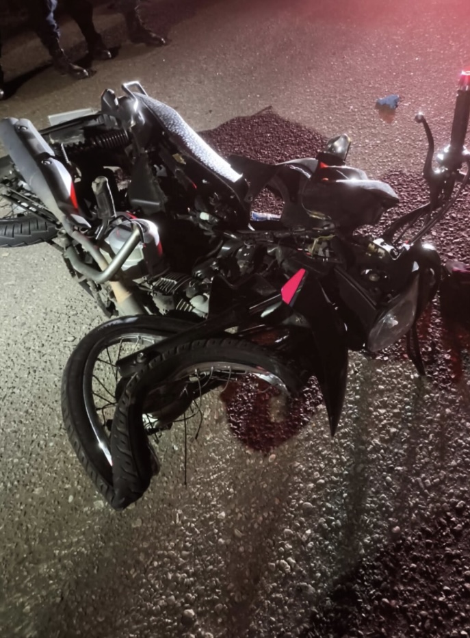 Carro invade pista contrária, atinge motocicleta e deixa mulher ferida em Rosário do Catete