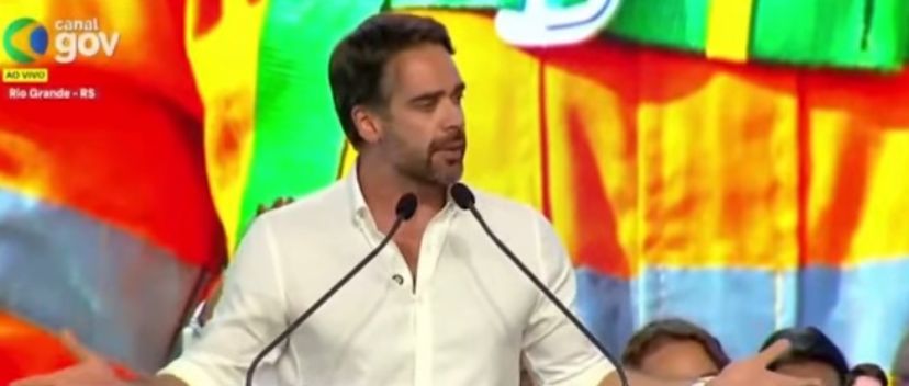 Eduardo Leite é vaiado durante evento com Lula e rebate manifestações do público