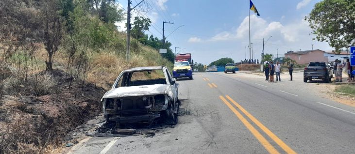 Veículo pega fogo na SE-065, em São Cristóvão, e motorista escapa sem ferimentos