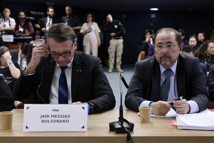 Defesa de Bolsonaro avalia recorrer ao STF com embargos infringentes; prazo termina em 3 de dezembro
