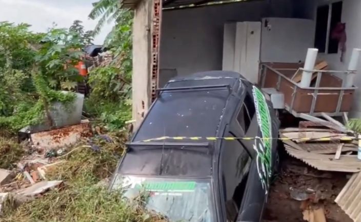Chuvas destroem casa e carro em Nossa Senhora do Socorro.