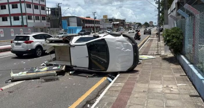 Carro capota e atinge outro veículo na Zona Sul de Aracaju