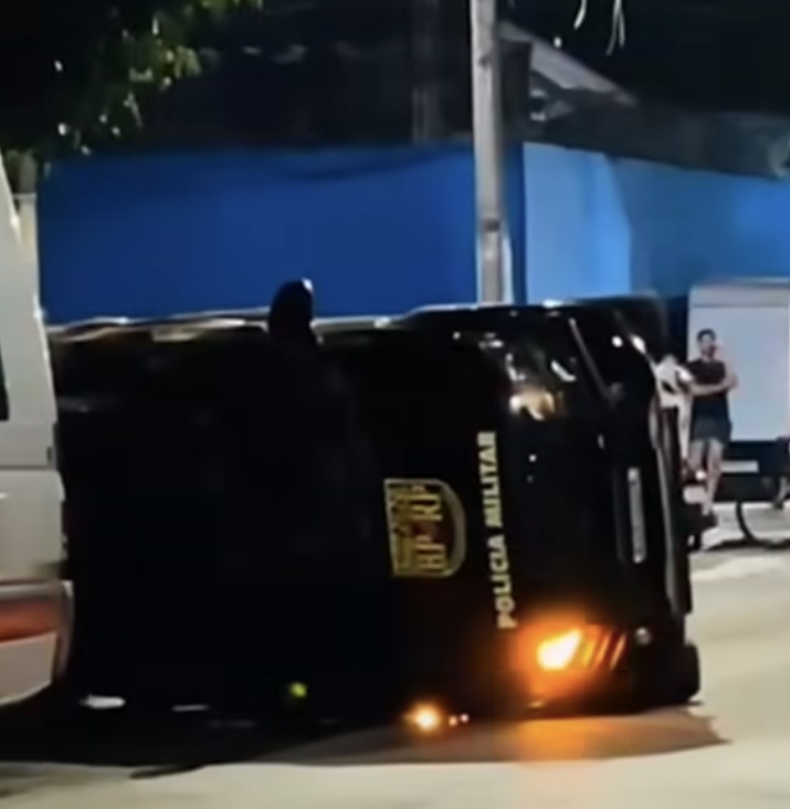 Viatura da Polícia Militar capota durante perseguição em Aracaju