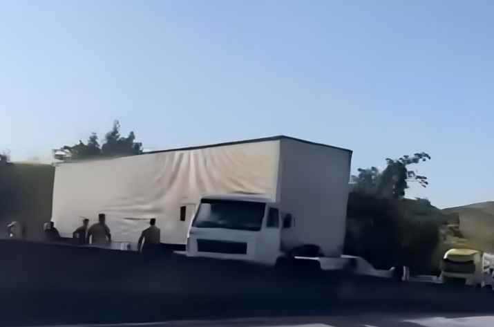 Carreta bate em divisória na BR-101 e causa engarrafamento entre Estância e Lagarto