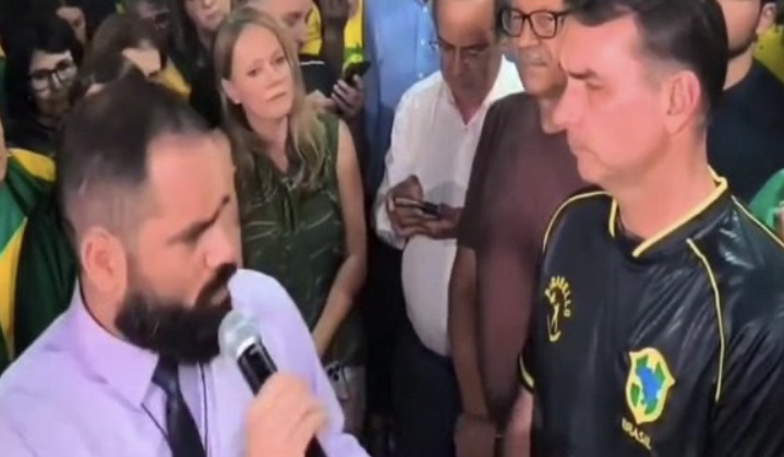 Homem critica Bolsonaro durante vigília e acaba sendo agredido e retirado do local
