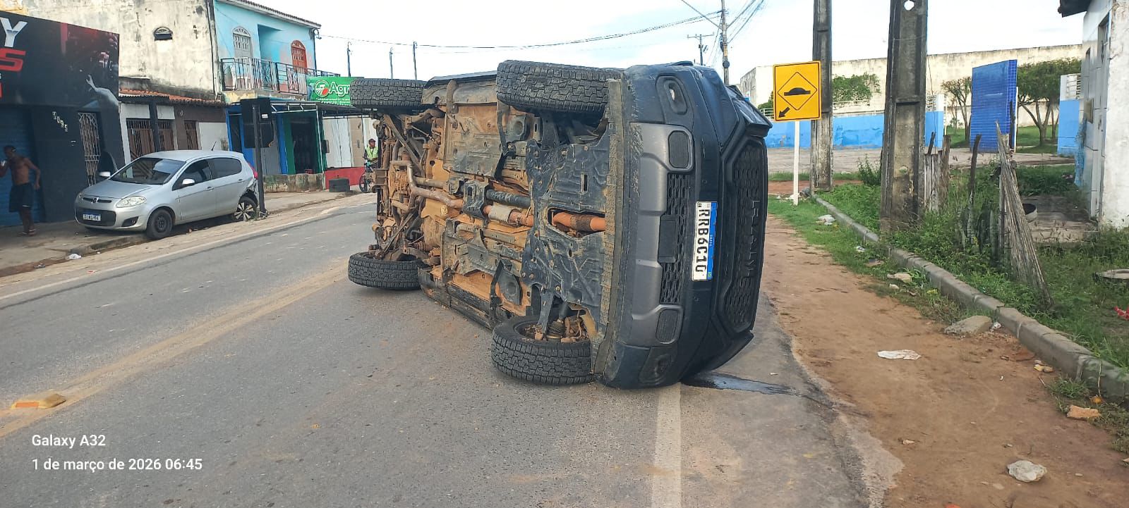 Caminhonete colide na traseira de veículo e tomba na rodovia 349, em Itapicuru