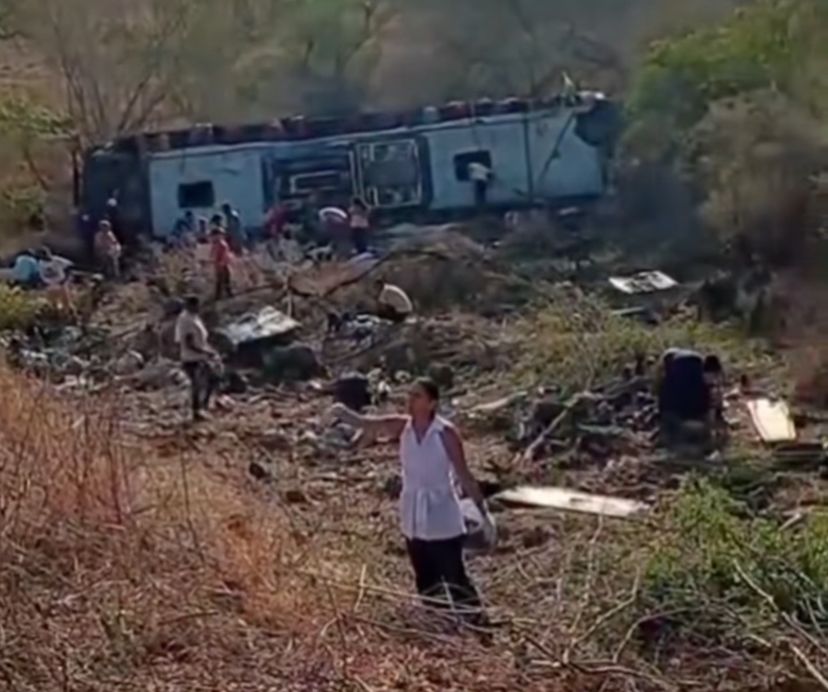 Ônibus com romeiros capota e deixa 15 mortos e vários feridos em Alagoas