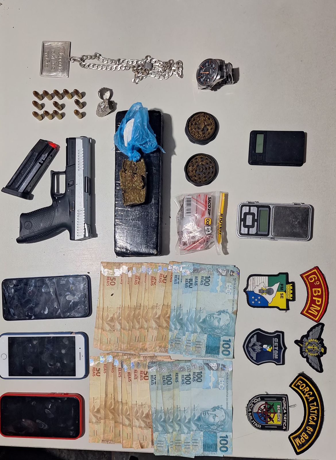 Casal é preso por tráfico de drogas após denúncia de disparos de arma de fogo em Estância