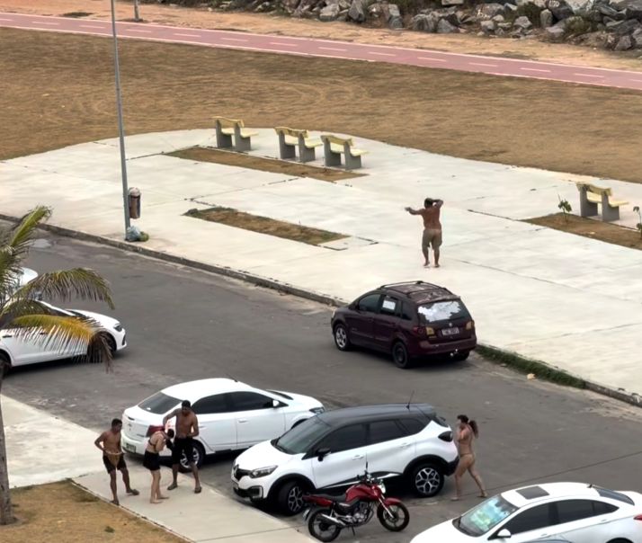 Ataque de abelhas assusta banhistas na Praia dos Artistas, em Aracaju