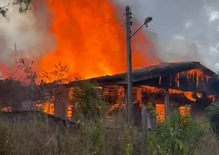 Incêndio destrói antiga sede da Polícia Militar em Nossa Senhora da Glória
