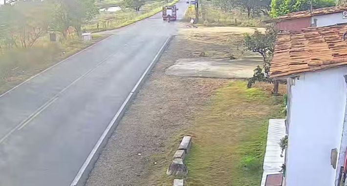 Motociclista fica ferido após colidir contra viatura do Corpo de Bombeiros em Macambira