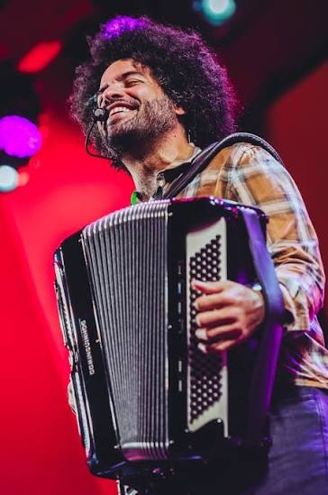 Mestrinho, artista sergipano, conquista 4 prêmios no Multishow e se destaca entre os maiores nomes da música brasileira
