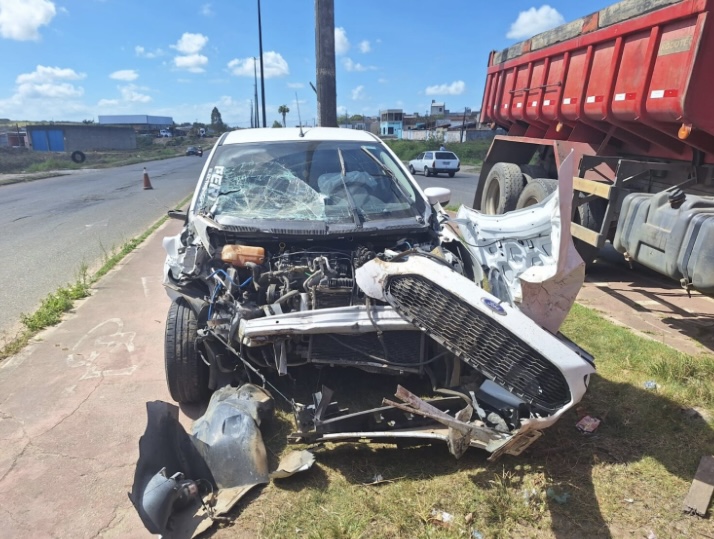 Motorista fica ferido após batida entre carro e caçamba na Avenida Lauro Porto