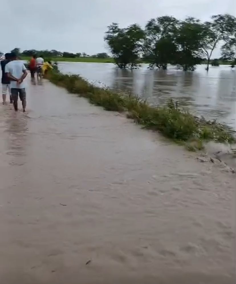 Fortes chuvas provocam transbordamento de ponte na rodovia entre Tobias Barreto e Poço Verde