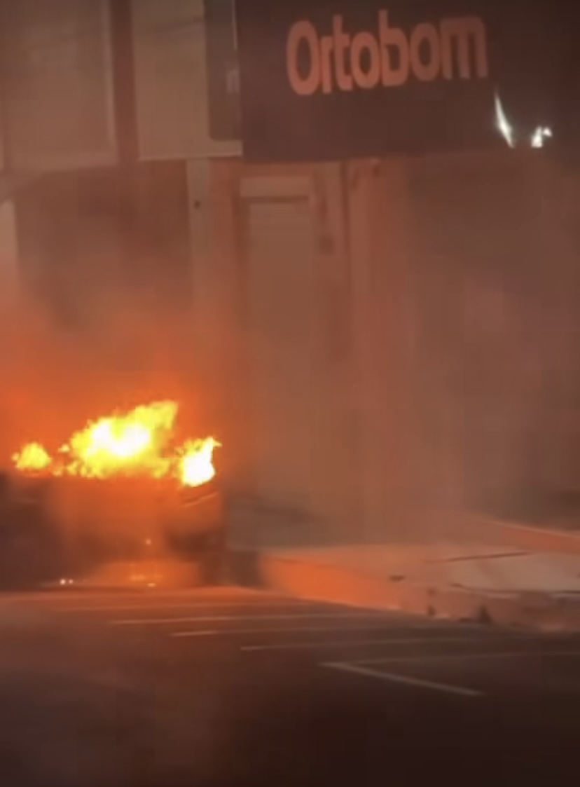 Carro pega fogo e moradores ajudam a conter as chamas em Itabaianinha