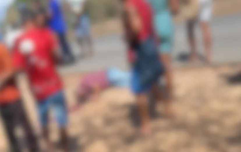 Homem fica gravemente ferido após acidente entre moto e carreta na BR-349, em Itapicuru