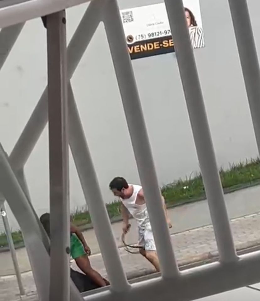 Mulher é agredida pelo dono de uma espetaria na Bahia após briga entre cães
