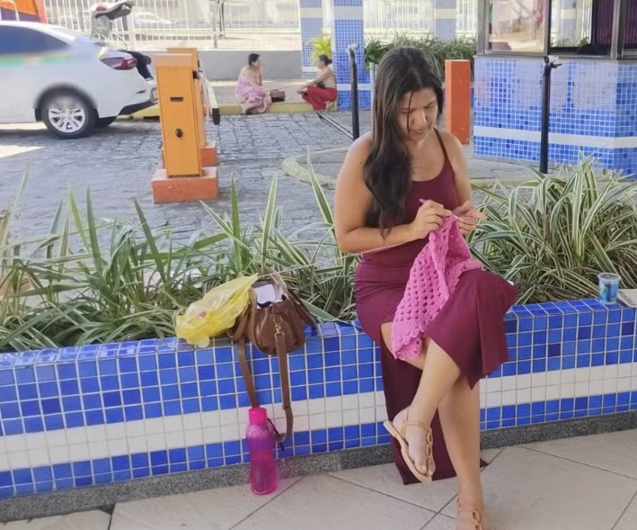 Enem 2025: mãe faz crochê enquanto espera filho durante prova em Sergipe