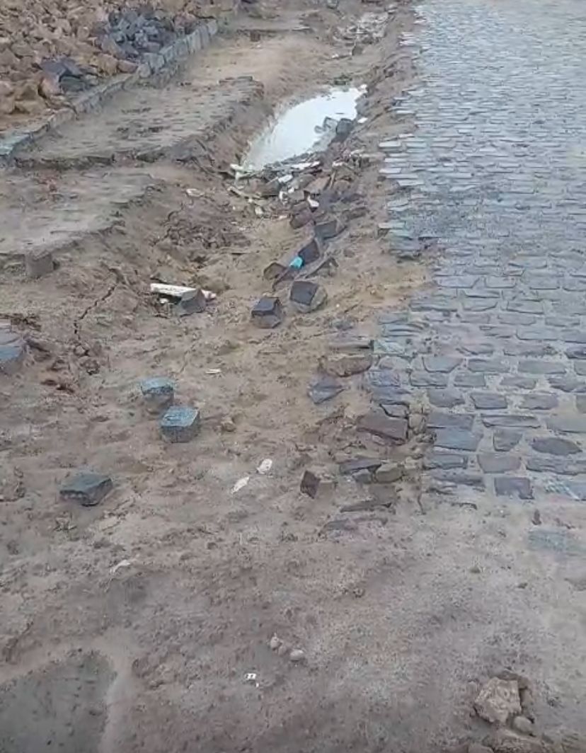 Moradores reclamam de obra de calçamento inacabada e dificuldades para transitar no Conjunto Irmã Dulce, em Tobias Barreto