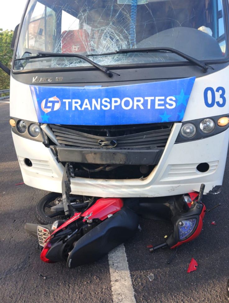 Acidente entre motocicleta e micro-ônibus é registrado na BR-101, em Estância