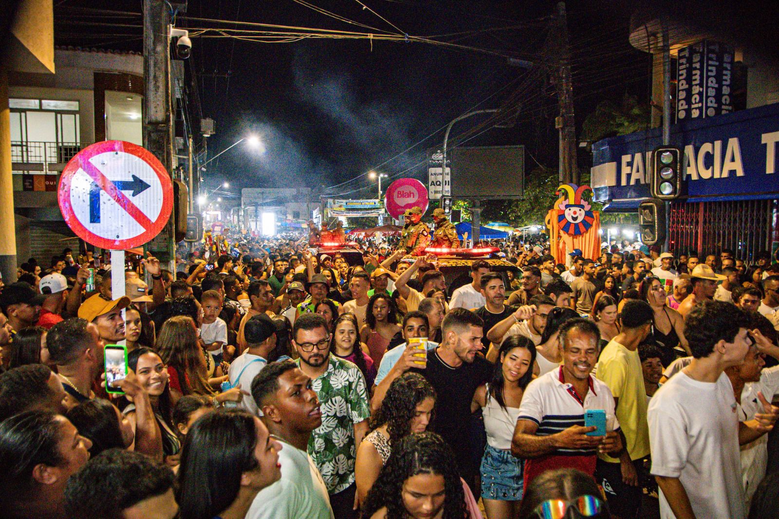 Edson Gomes arrasta multidão histórica no Carnaval do Povo em Itabaianinha
