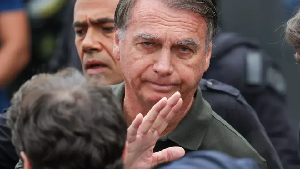 Crises de soluço levam Bolsonaro a novo procedimento e internação deve se estender
