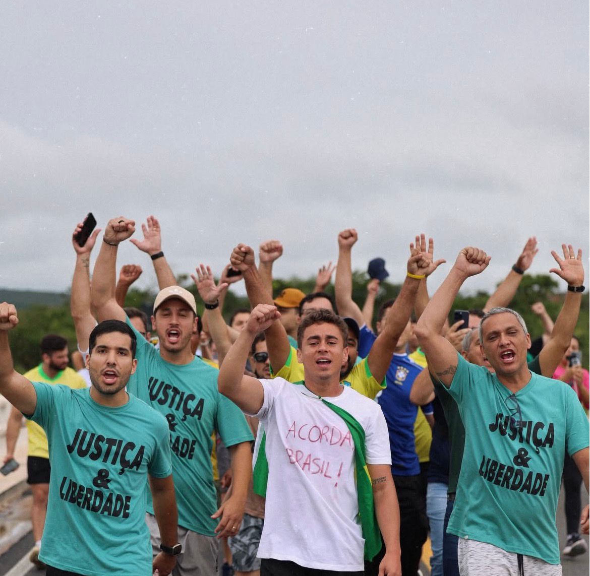 Nikolas Ferreira lidera protesto em defesa da anistia e recebe apoio de Carlos Bolsonaro e apoiadores