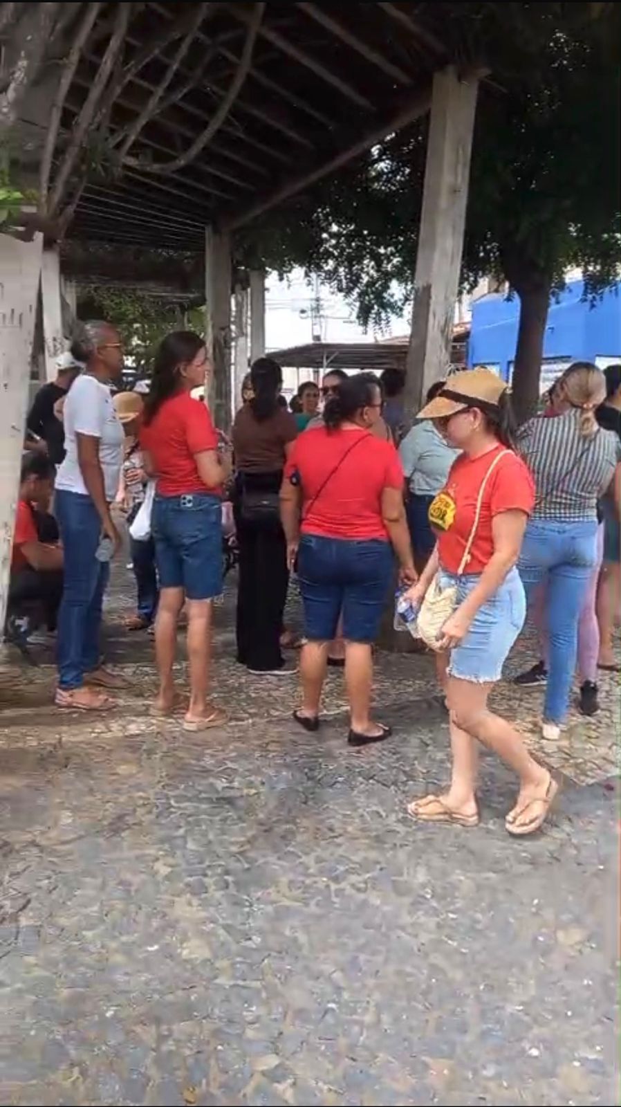 Professores realizam paralisação e protesto nas ruas de Poço Verde