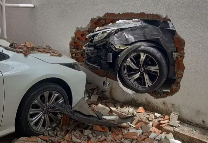 Motorista colide com motociclista e bate em muro de condomínio na Zona Sul de Aracaju