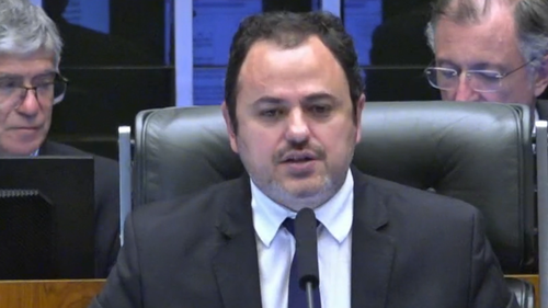 Deputado Glauber Braga ocupa cadeira da presidência da Câmara