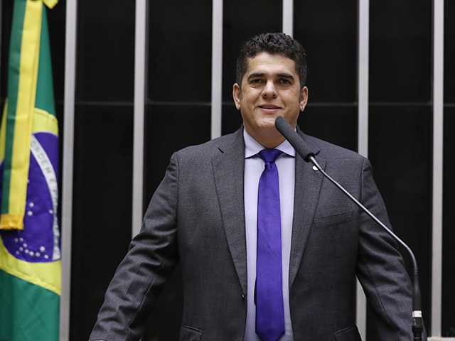 DEPUTADO FEDERAL ALVO DE OPERAÇÃO DA PF JOGA CELULAR PELA JANELA